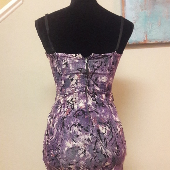 Guess/ Los Angeles /Form Fitting / Print Dress - Picture 7 of 8